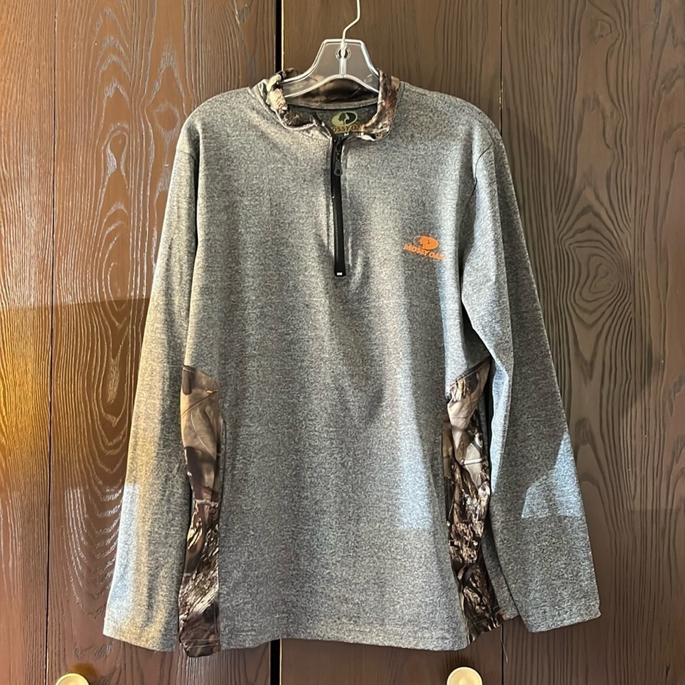 Mossy Oak men’s gray with brown camo pullover. Long sleeved. Size Medium.